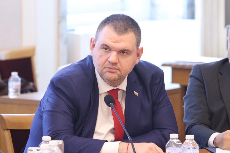 Председателят на ПГ на ДПС Делян Пеевски поиска от премиера