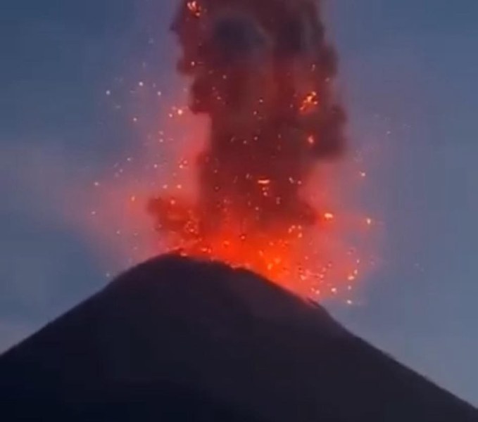 Вулканът Етна се събуди - изхвърли лава и пепел