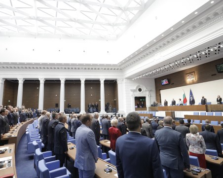 Депутатите утре ще обсъждат първо вота на недоверие