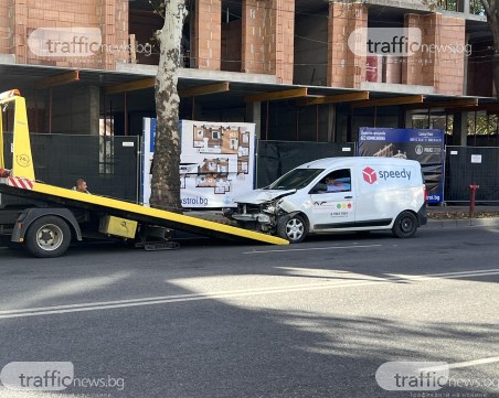 Лек автомобил остана без броня след катастрофа до Военна болница