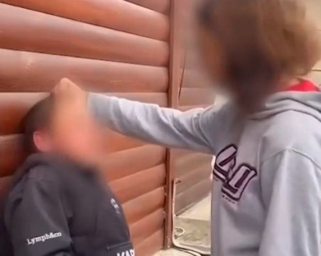 Момиче малтретира ученик със специални потребности в Перник