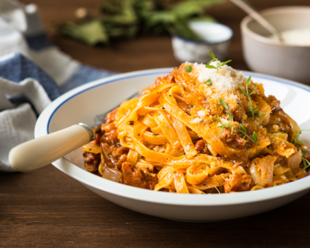 Паста с телешко и доматен сос