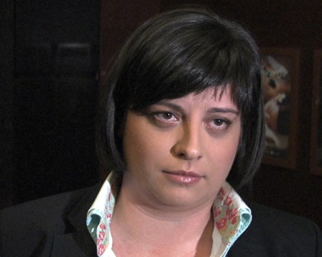 Русинова: Светещи пътни знаци застрашават безопасността на шофьорите