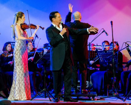 Васил Петров пее коледни класики в Plovdiv Event Center