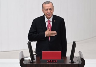 Турският президент Реджеп Тайип Ердоган днес разговаря по телефона с