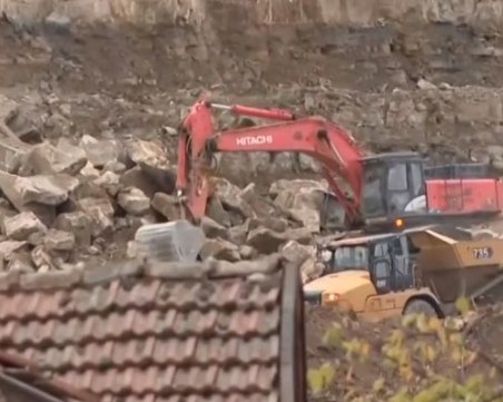 Дъжд от камъни след „контролиран” взрив над Ребърково - близо 20 засегнати къщи и щети по коли