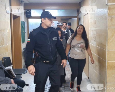 Театърът на измамничките продължава: Едната се отказа от защитата си, другата се жалва от дискриминация