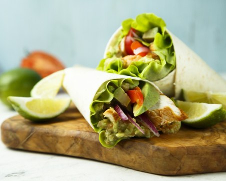 Здравословен сандвич с пилешко и авокадо