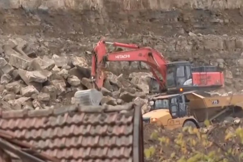 Дъжд от камъни след „контролиран” взрив над Ребърково - близо 20 засегнати къщи и щети по коли