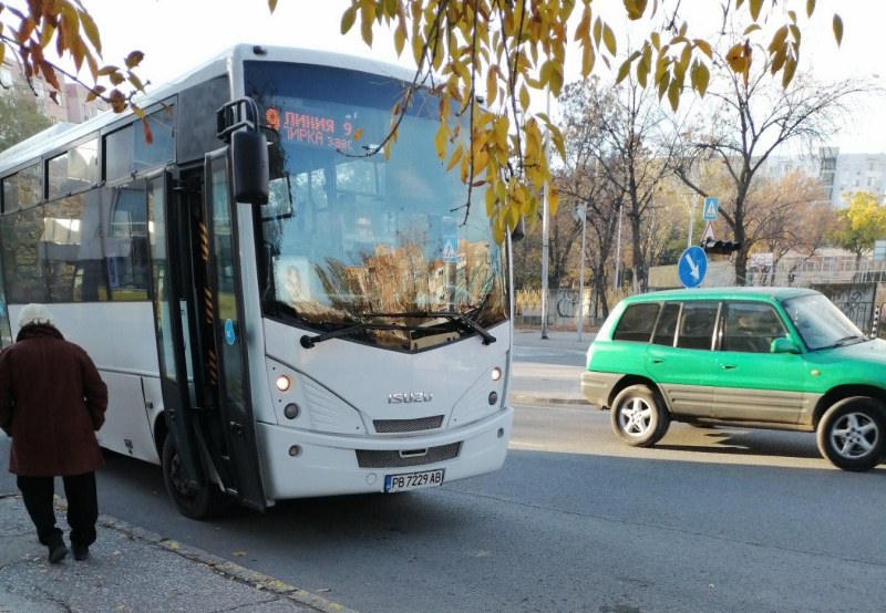 Шофьор от градския транспорт в Пловдив блъсна дете на пешеходна