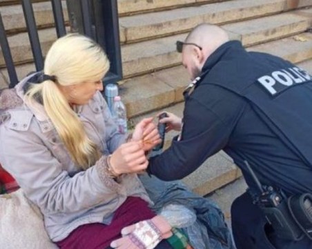 Белезници за протестиращата Габриела, отведоха я полицаи