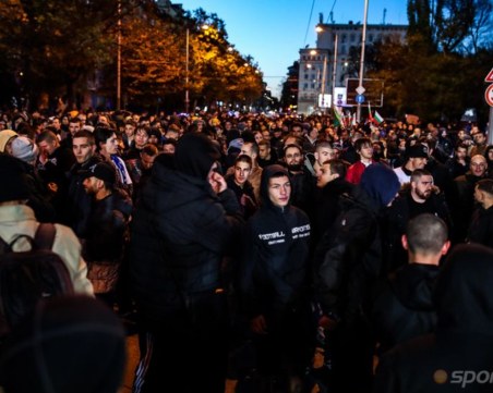 Безредици на протеста на феновете - летят бомбички и ракети, полицията отговори с водни оръжия