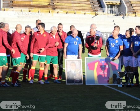 Водени от Христо Стоичков, българските футболни легенди победиха румънските депутати в шоу мач на 