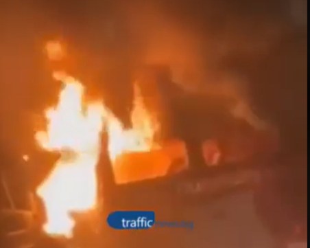 В София е страшно! Горят полицейски коли и линейки, меле между ултраси и полицията, има ранени