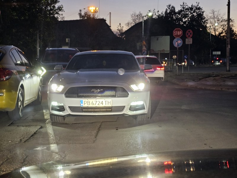 Шофьор с тузарска кола кара срещу знаците в Пловдив, чака другите да му правят път