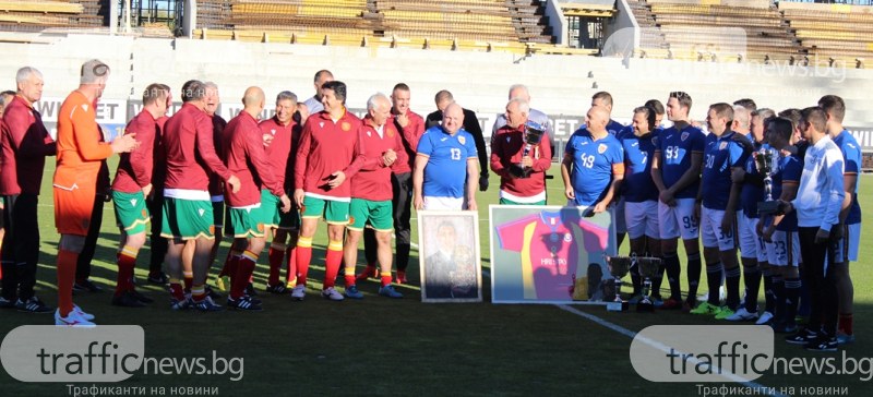 Водени от Христо Стоичков, българските футболни легенди победиха румънските депутати в шоу мач на 