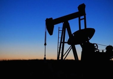Цените на петрола започват днешната търговия напът да отбележат чертвърта