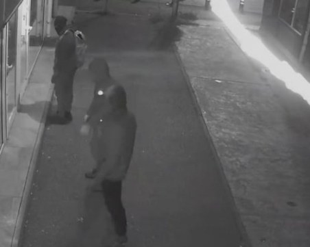 Маскирани разбиха магазин, издирват ги