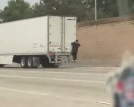 Мъж се вози, хванат за камион на магистрала, слезе в движение