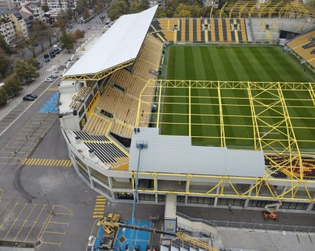 Напредва поставянето на козирките на Колежа