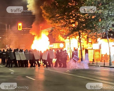 Обвиниха мъж, хвърлял камъни по полицейски микробус на протеста