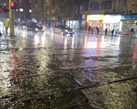 Проливен дъжд над София наводни улиците