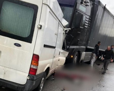 Сблъскаха се камион и бус! Има жертва и ранени