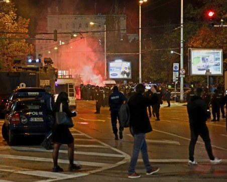 ЦСМП: 24 пострадали на протеста пред Националния стадион