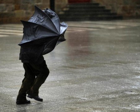 Ураганен вятър, дъжд и сняг през почивните дни