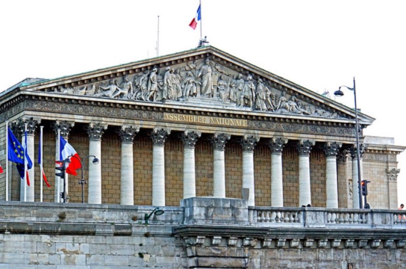 Арестуваха френски сенатор по подозрение, че е упоил депутатка, за да я изнасили