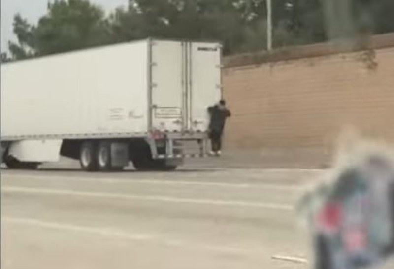 Мъж се вози, хванат за камион на магистрала, слезе в движение