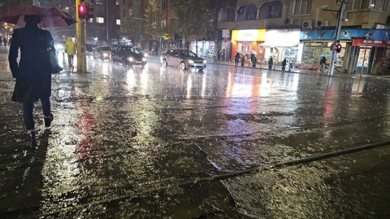 Проливен дъжд над София наводни улиците