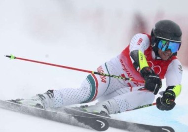 Най добрият български състезател в ските алпийски дисциплини Алберт Попов стартира по