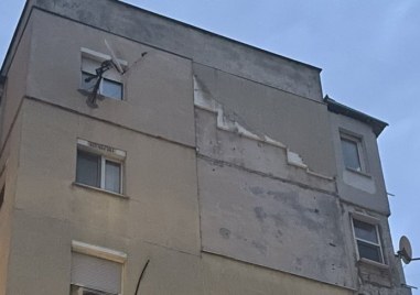 Силният вятър в Пловдив събори част от изолацията на блок