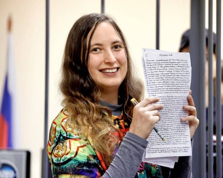 100 руски лекари настояват Путин да освободи от затвора болна жена, протестирала срещу войната