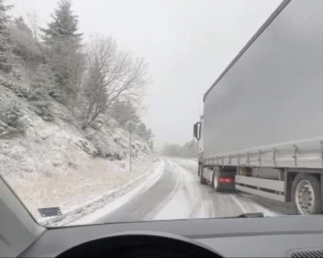 Камиони закъсаха на Беклемето, ограничават движението им