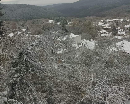 Снегът на места в община „Родопи” стига 20 см, опесъчават пътищата