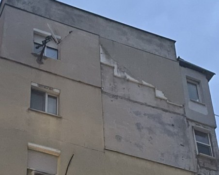 Вятърът в Пловдив е свалил част от изолацията на блок в Тракия