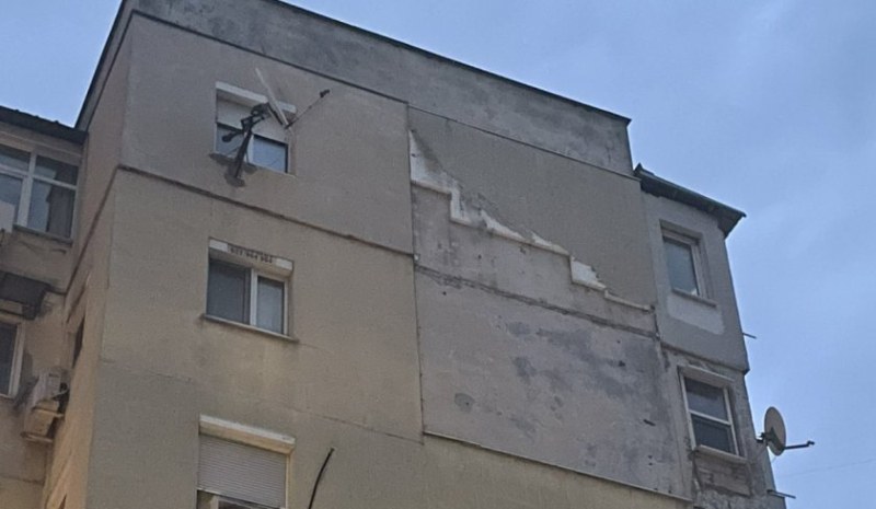 Вятърът в Пловдив е свалил част от изолацията на блок в Тракия
