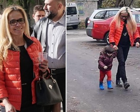 Десислава Иванчева излезе от затвора, заснеха я с детето й в София