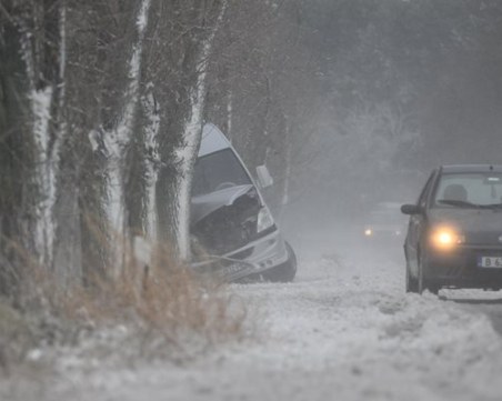 Дюленският проход и този край Обзор затворени, има закъсали автомобили