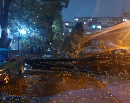 Обявиха бедствено положение във Варна, блокирани хора и разрушена инфраструктура