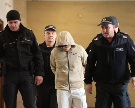 Съдът остави в ареста обвинения за палежа на полицейския бус на протеста в София