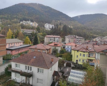 Ураганният вятър отнесе керемиди от покриви в Смолян