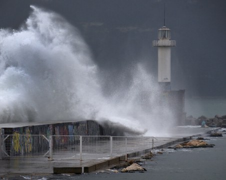 Вълни над 5 метра по Черноморието в неделя