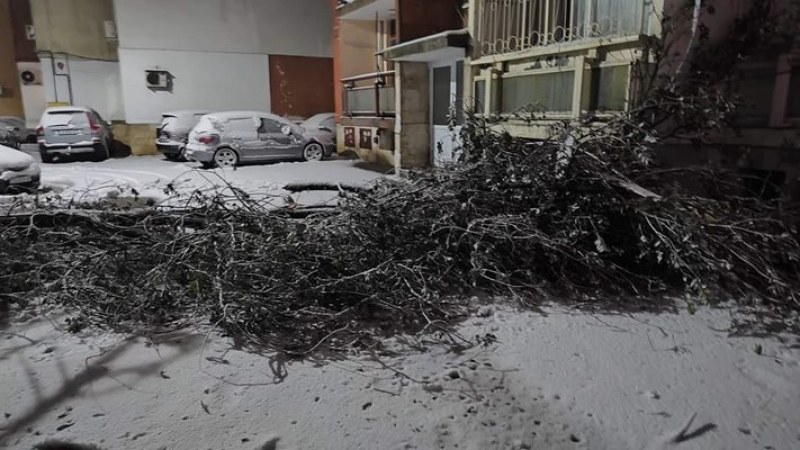 Много закъсали автомобили в Добричка област, над 50 села са без ток