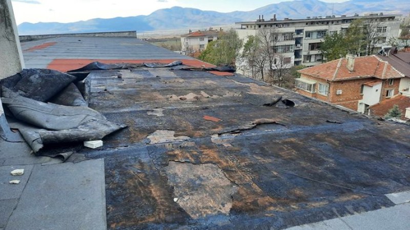 Сградите на училища в Сопот с щети след бурния вятър