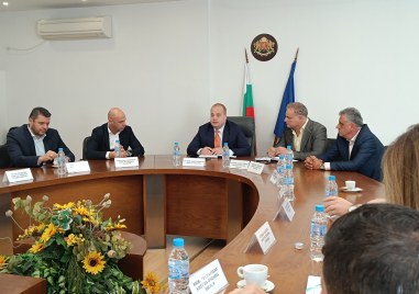 Областният управител д р инж Илия Зюмбилев проведе първа работна среща