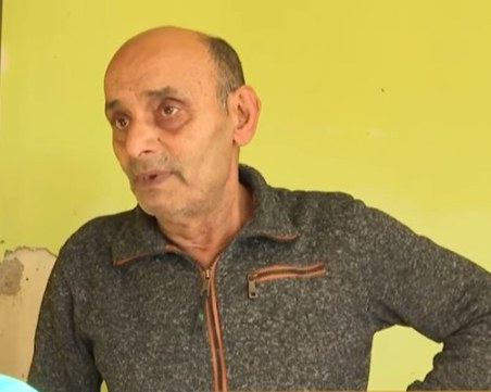 Баща отглежда сам болната си дъщеря, води я с него по строежи