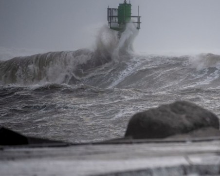 Турски товарен кораб с 12 души е потънал в Черно море